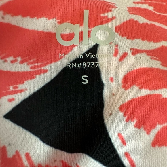 Alo Yoga Elevate Shorts Palm Springs Guava - Picture 5 of 8